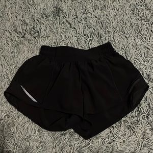 black size 2 lululemon hotty hots low rise 2.5”
